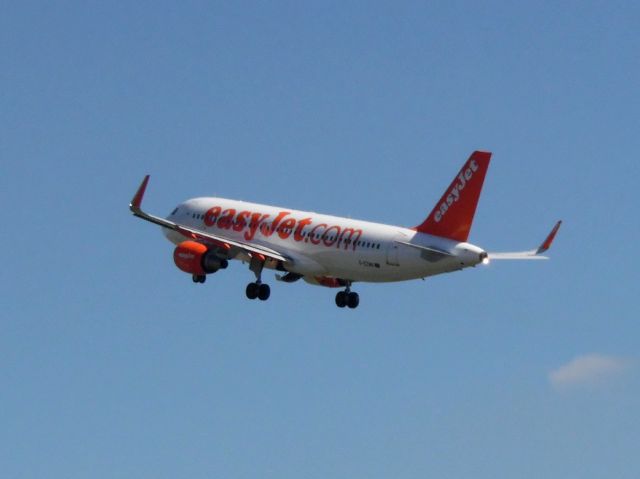 Airbus A320 (G-EZWN)