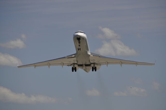 Bombardier Global Express (N933EY) - departing 28