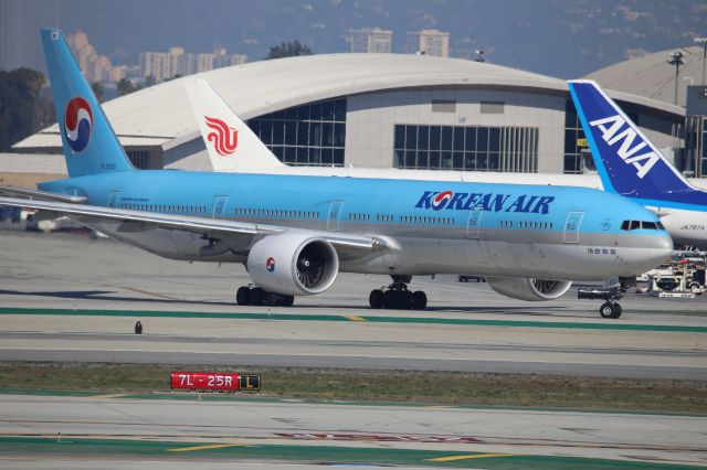 BOEING 777-300ER (HL7203)
