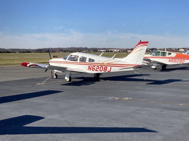 Piper Cherokee Arrow (N6208J)