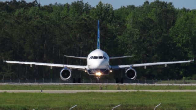 Airbus A320 (N566JB) - jetBlue A320 "Blue Suede Shoes" 4/8/17