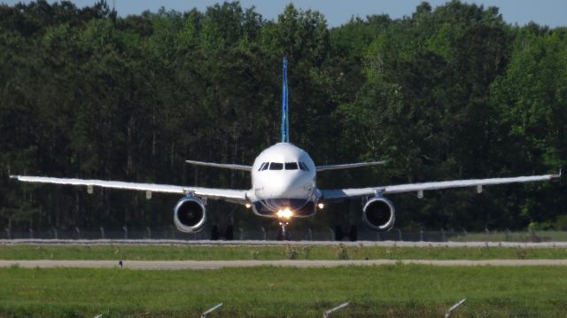 Airbus A320 (N566JB) - jetBlue A320 "Blue Suede Shoes" 4/8/17