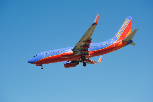 Boeing 737-700 (N738CB)