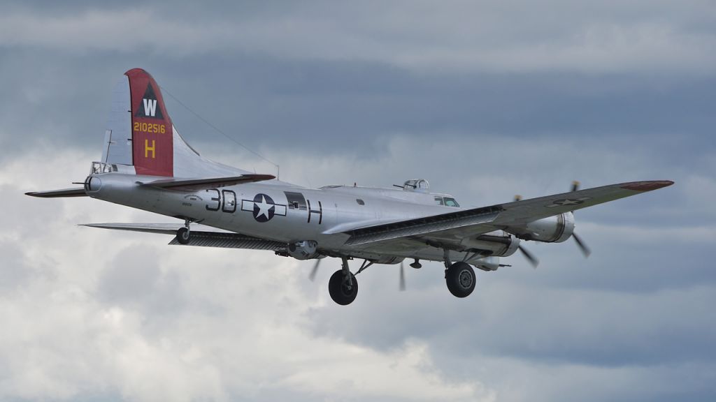 Boeing B-17 Flying Fortress (N5017N) - EAAs Boeing B-17G "Aluminum Overcast" on final approach to runway 16R on 5/23/13. (Ser#44-85740).