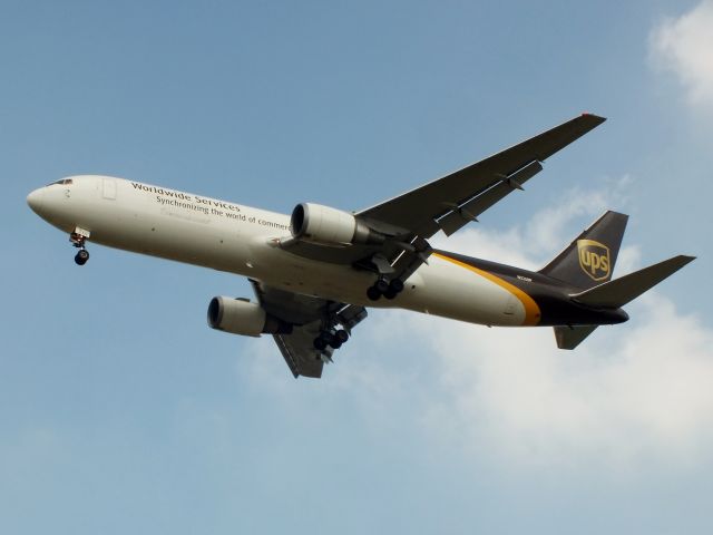 BOEING 767-300 (N326UP)