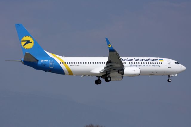 Boeing 737-800 (UR-PST)