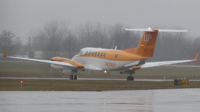 Beechcraft Super King Air 350 (N829UP) - ORANGE!!!