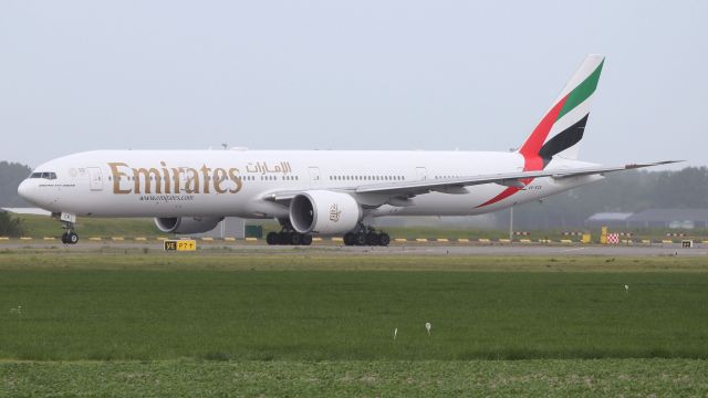 BOEING 777-300 (A6-ECK)