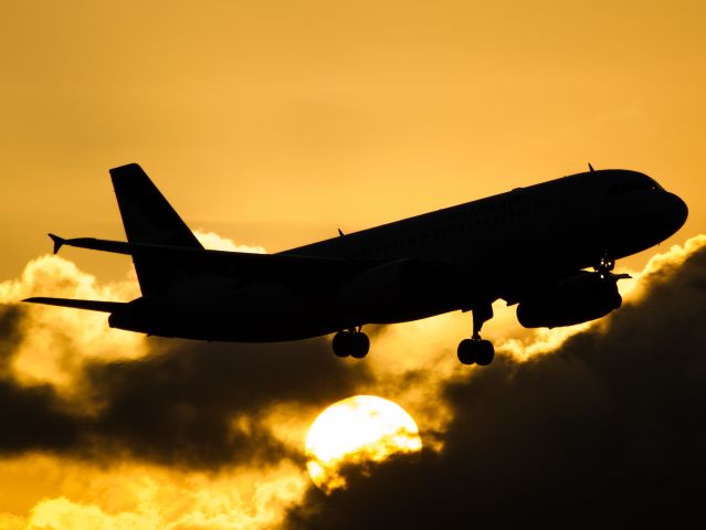 Airbus A320 (9V-SLK) - Landing runway 02C at Singapore Changi Airport