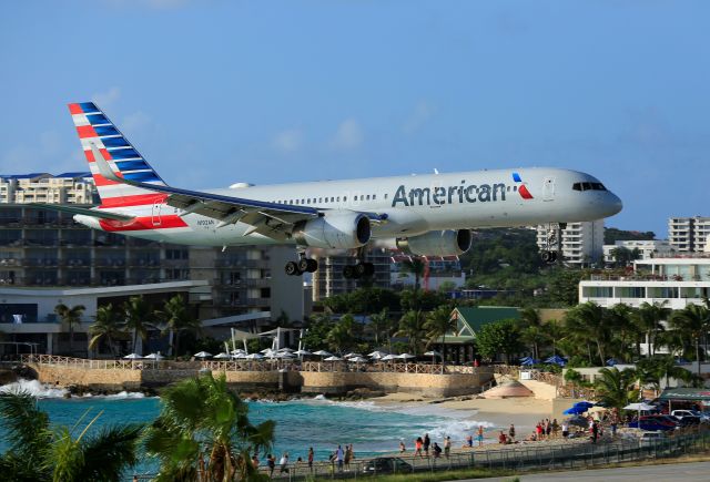 Boeing 757-200 (N192AN) - American Airlines over the beach for landing!