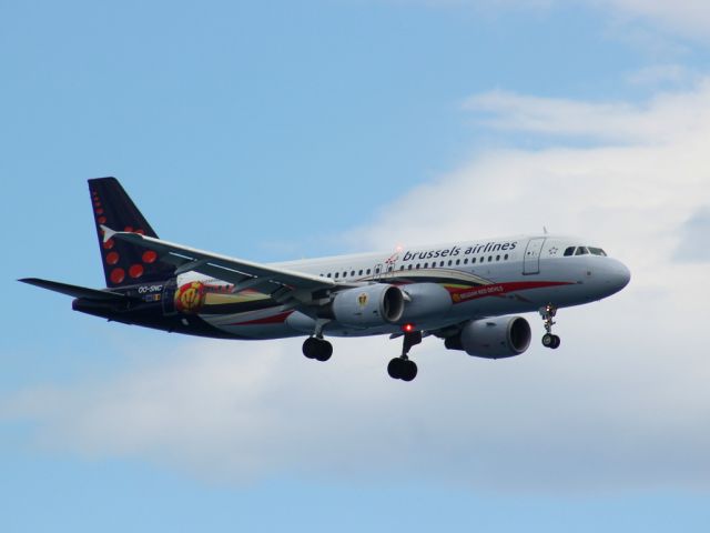 Airbus A320 (OO-SNC)