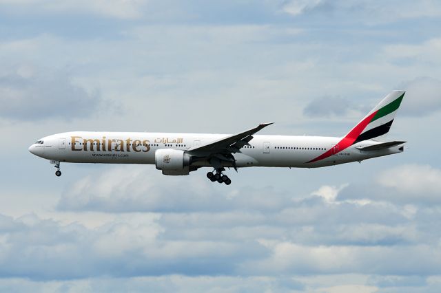 BOEING 777-300 (A6-EGB) - Arriving from Dubai