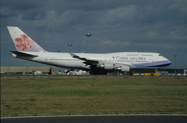 Boeing 747-400 (B162) - Taxing at Tokyo-Haneda Intl Airport on 1997/10/12