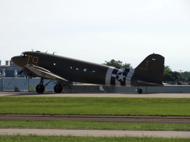 Douglas DC-3 (N87745)