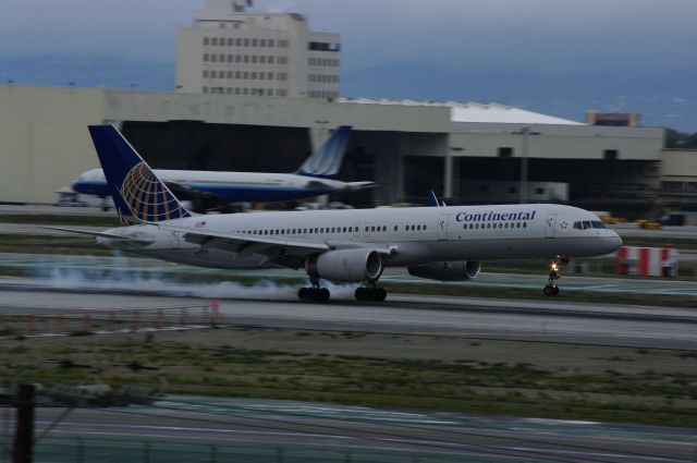 BOEING 757-300 (N19117)