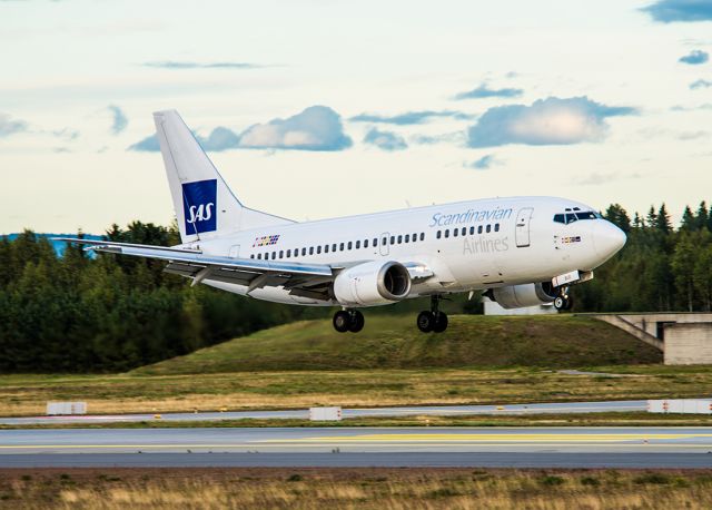 Boeing 737-500 (LN-BUD)