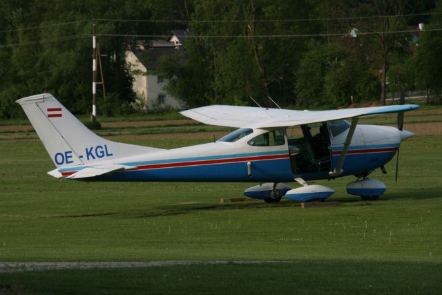 Cessna Skylane (OE-KGL) - Cessna 182L  -  Weiz  - 2012-05-09