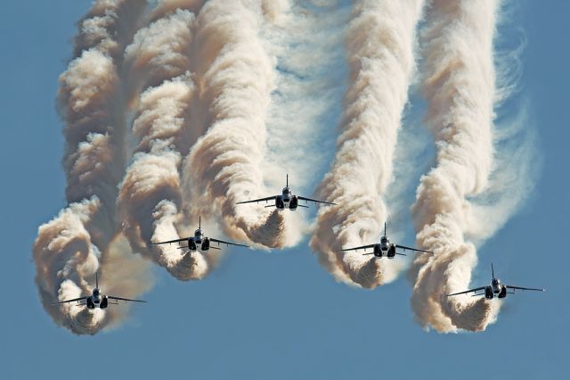 KAWASAKI T-4 — - Blue Impulse performing at Nyuta 12.6.14