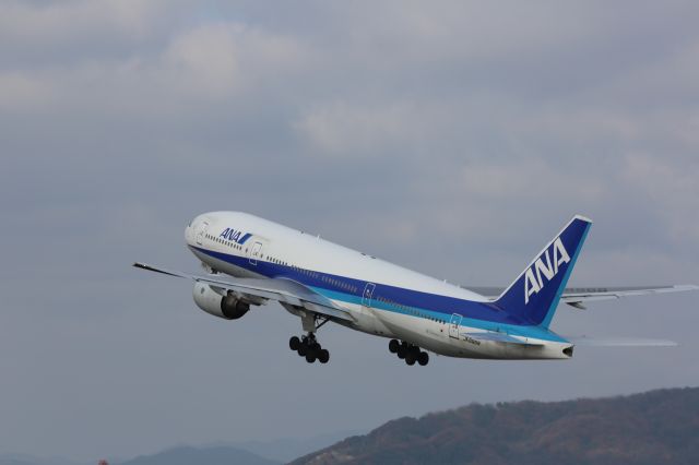 Boeing 777-200 (JA8968)