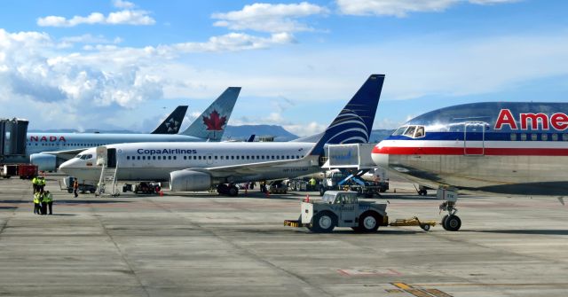 Boeing 737-700 (HP-1376CMP)