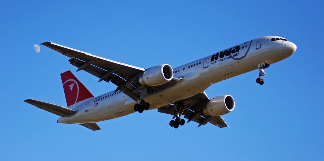 Boeing 757-200 (N530US) - NWA Boeing 757-251 on final for Portland International Airport.