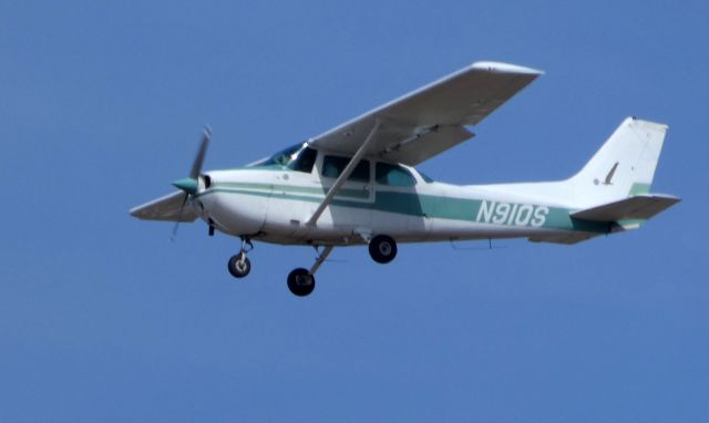 Cessna Skyhawk (N91QS) - On final is this 1976 Cessna 172N Skyhawk in the Winter of 2019.