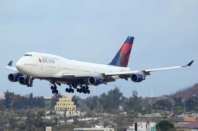 Boeing 747-400 (N674US) - Delta Boeing 747-451 N674US at Phoenix Sky Harbor on January 8, 2016. It first flew on September 30, 1999. Its construction number is 30269. It was delivered to Northwest on October 18, 1999. It was merged into the Delta fleet on October 29, 2008. 