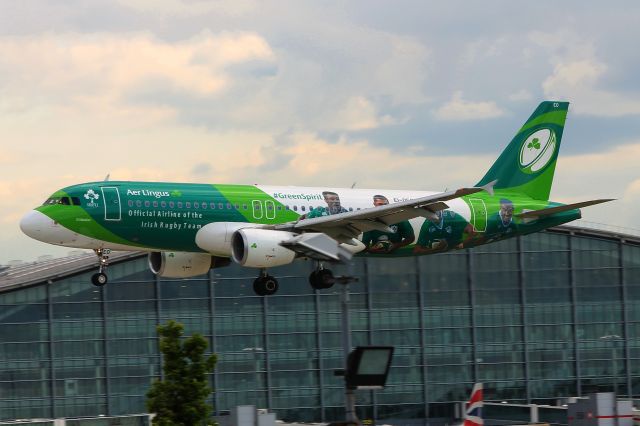 Airbus A320 (EI-DEO) - Landing on runway 09L at London Heathrow on Tuesday 24th May 2016. Photo taken from Thistle Hotel Viewing Terrace.