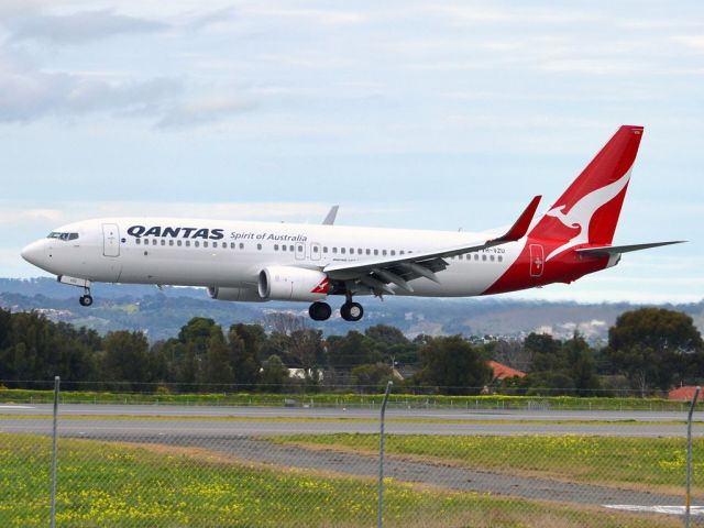 Boeing 737-800 (VH-VZU) - About to put down on runway 05. Thursday 12th July 2012.