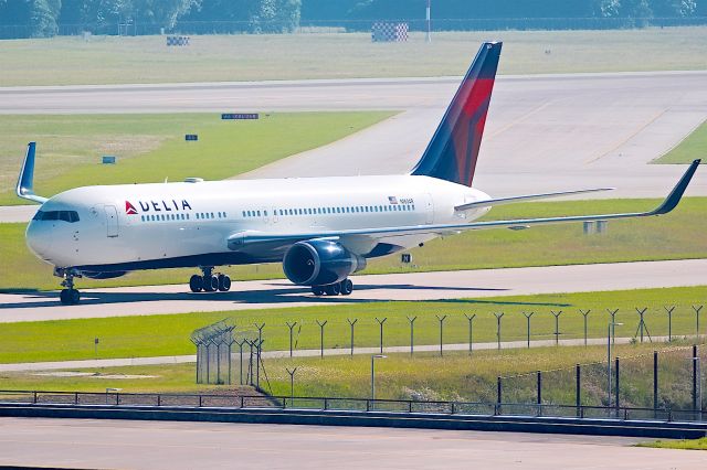 BOEING 767-300 (N1604R)