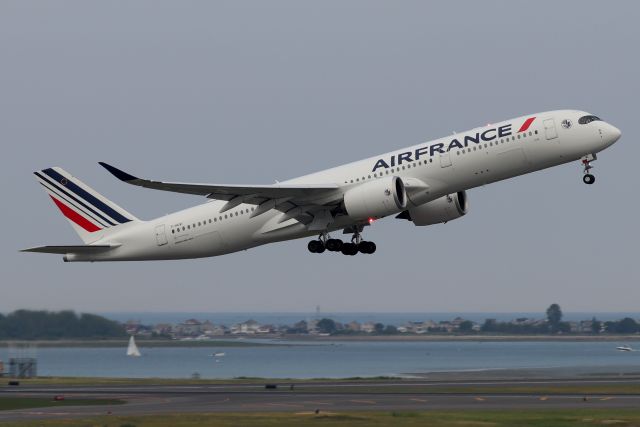 Airbus A350-900 (F-HUVI) - AFR 333 departing back to Paris Charles de Gaulle Airport