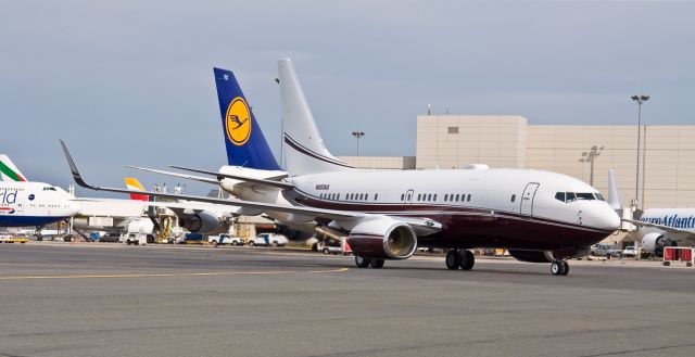 Boeing 737-700 (N800KS) - Private B737-7BC BBJ with the heavies @ KBOS Logan !