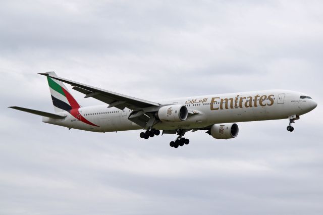 BOEING 777-300 (A6-EMS)