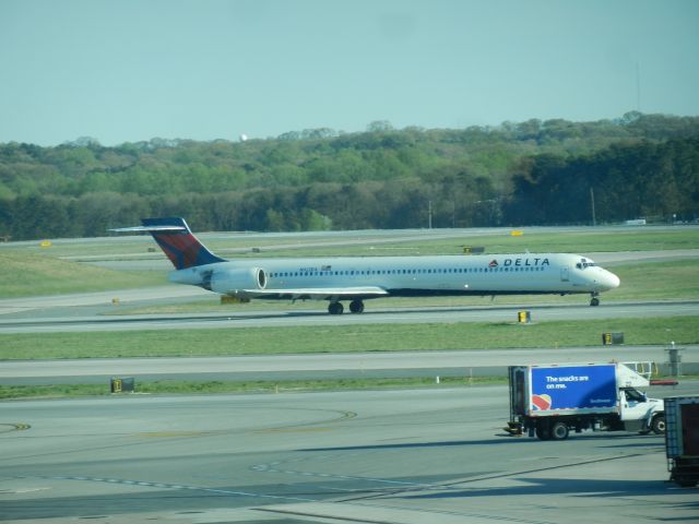 McDonnell Douglas MD-90 (N922DX) - N922DX, A Delta McDonnell Douglas MD-90-30, Takes Off From BWI On A Return Trip To Atlanta