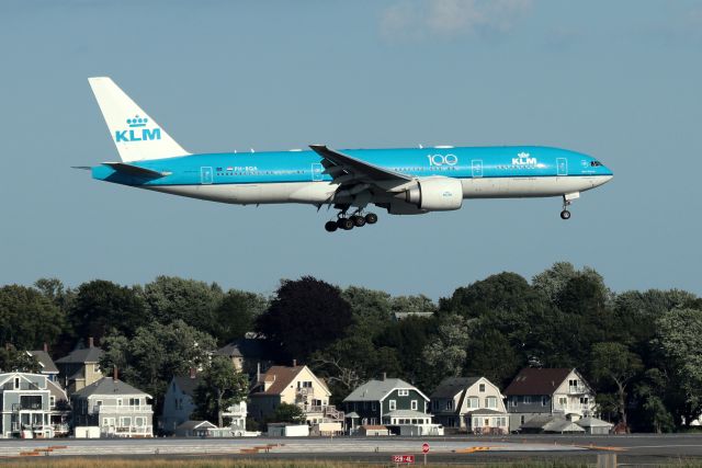 Boeing 777-200 (PH-BQA) - 'KLM 617' from Amsterdam landing on 22L