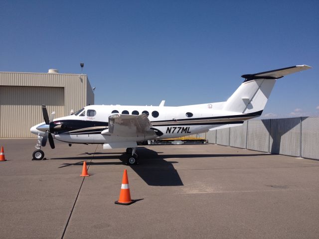 Beechcraft Super King Air 200 (N77ML)