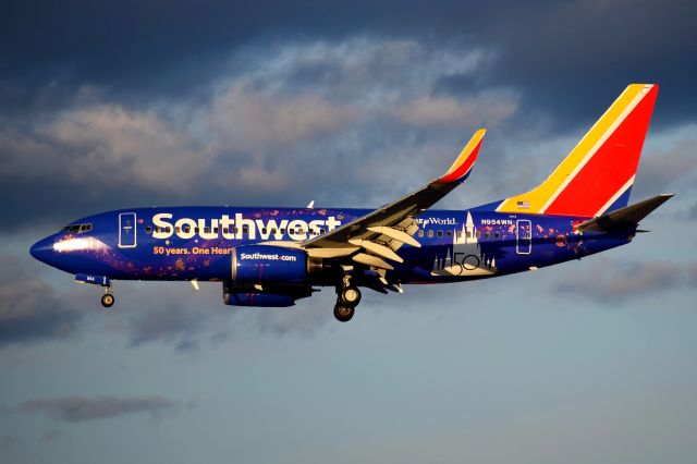 Boeing 737-700 (N954WN) - Disney World 50 on approach to KSJC.