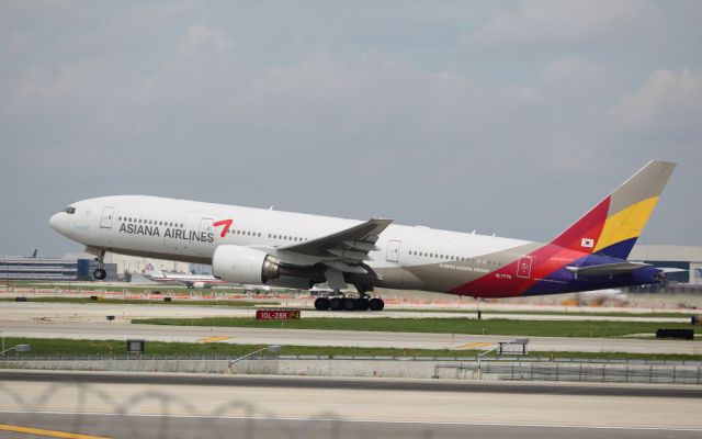 Boeing 777-200 (HL7775) - AAR235 departing for RKSI