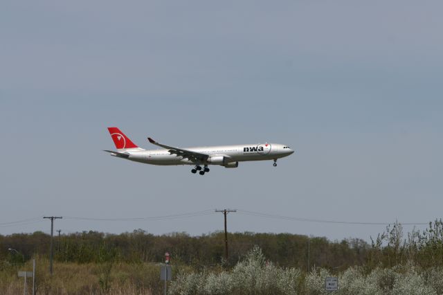 Airbus A330-300 (N814NW) - May 6, 2007 - landed Detroit Rwy 4L while I did Rwy 4R where most heavies landed 