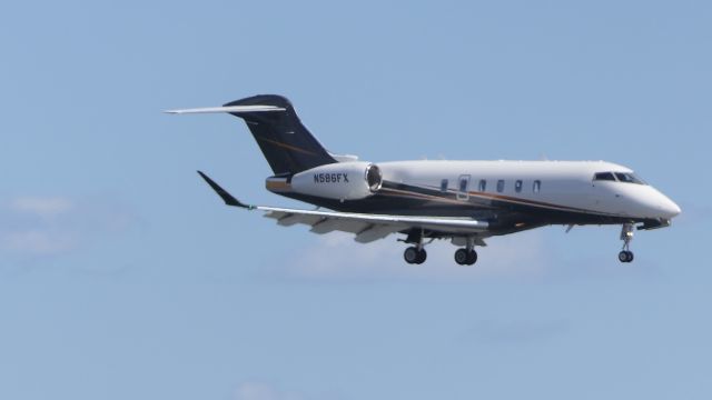 Bombardier Challenger 300 (N586FX)