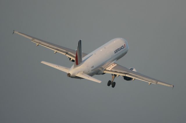 Airbus A320 (F-GKXE) - Air France Airbus A320-214, Brest Guipavas Airport (LFRB-BES)