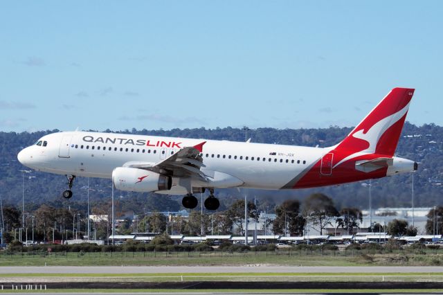 Airbus A320 (VH-JQX) - A320-232 sn 2197. QantaslLink VH-JQX named Wreath Flower rwy 03 YPPH 25 June 2022