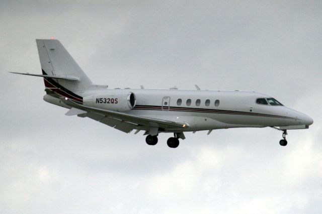 Cessna Citation Latitude (N532QS) - NetJets Aviation Citation Latitude on final approach for rwy 10L on 14-Mar-19 arriving from KCHA as EJA532.