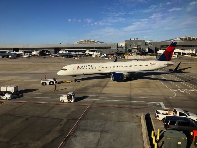 Boeing 757-200 (N67171) - Delta 757 arriving into concourse A at Atlanta