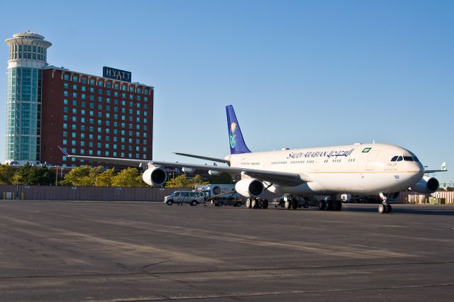 Airbus A340-200 (HZ-HMS2)