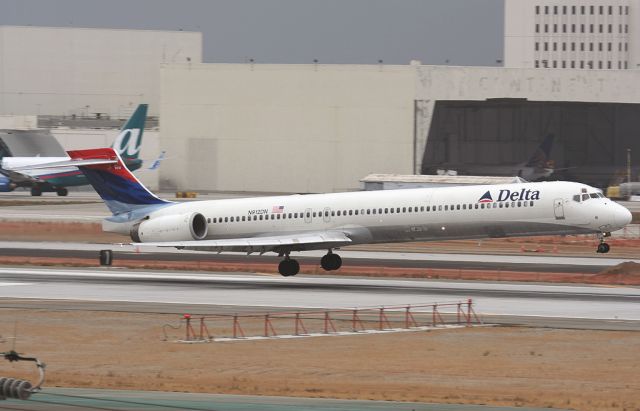 McDonnell Douglas MD-90 (N912DN)