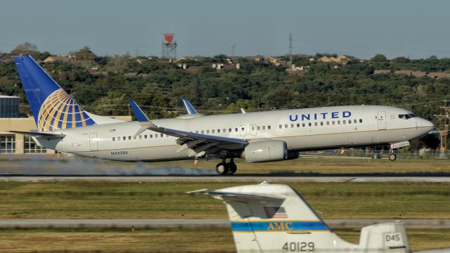 Boeing 737-800 (N33286) - 13R arrival.