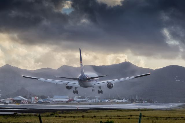 BOEING 767-200 (N741AX) - Morning shower over SXM