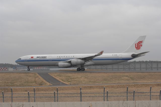 Airbus A340-300 (B-2390) - Taxing at Narita Intl Airport on 2007/13/4