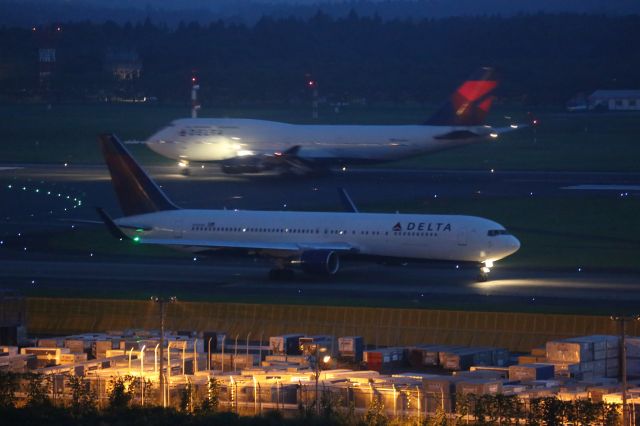 BOEING 767-300 (N194DN)